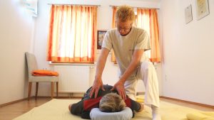 Shiatsu Massage am Boden
